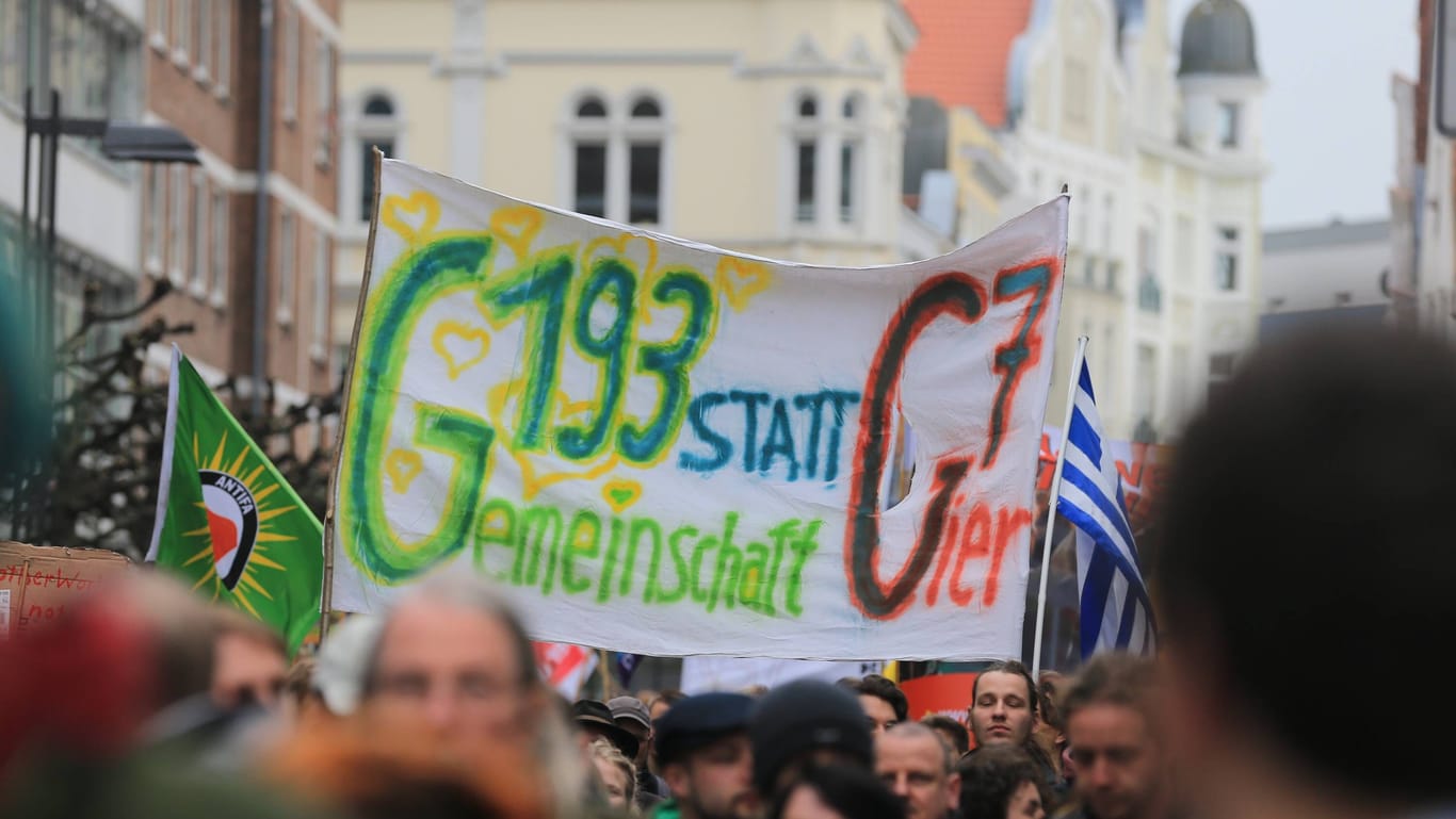Ein Anti-G7-Banner (Archivbild): Die Versammlung löst immer wieder scharfen Gegenprotest aus.