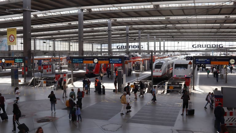 Hauptbahnhof in München (Symbolfoto): Angebliche Fotos, gerichtet an Ukraine-Flüchtlinge, sorgten für Empörung im Netz.