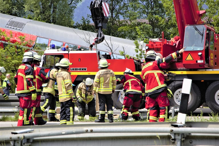 Zahlreiche Einsatz- und Rettungskräfte nach dem schweren Zugunglück bei Garmisch-Partenkirchen (Archivbild): Fünf Menschen sind in dem entgleisten Zug gestorben.