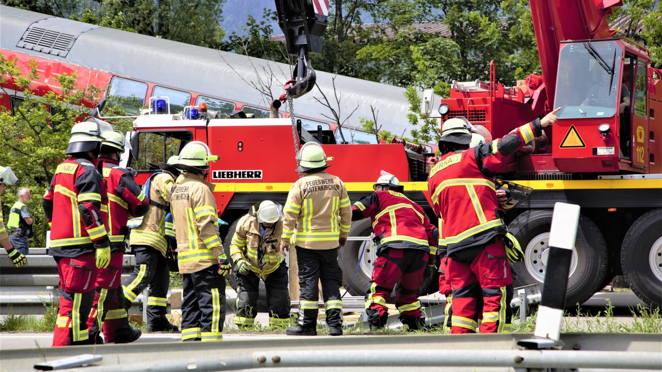 Einsatz- und Rettungskräfte nach dem schweren Zugunglück bei Garmisch-Partenkirchen (Archivbild): Fünf Menschen sind in dem entgleisten Zug gestorben, noch immer laufen Arbeiten an der Unglücksstelle.