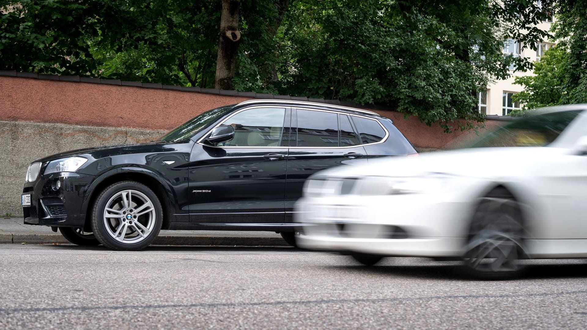 Ein SUV steht am Straßenrand