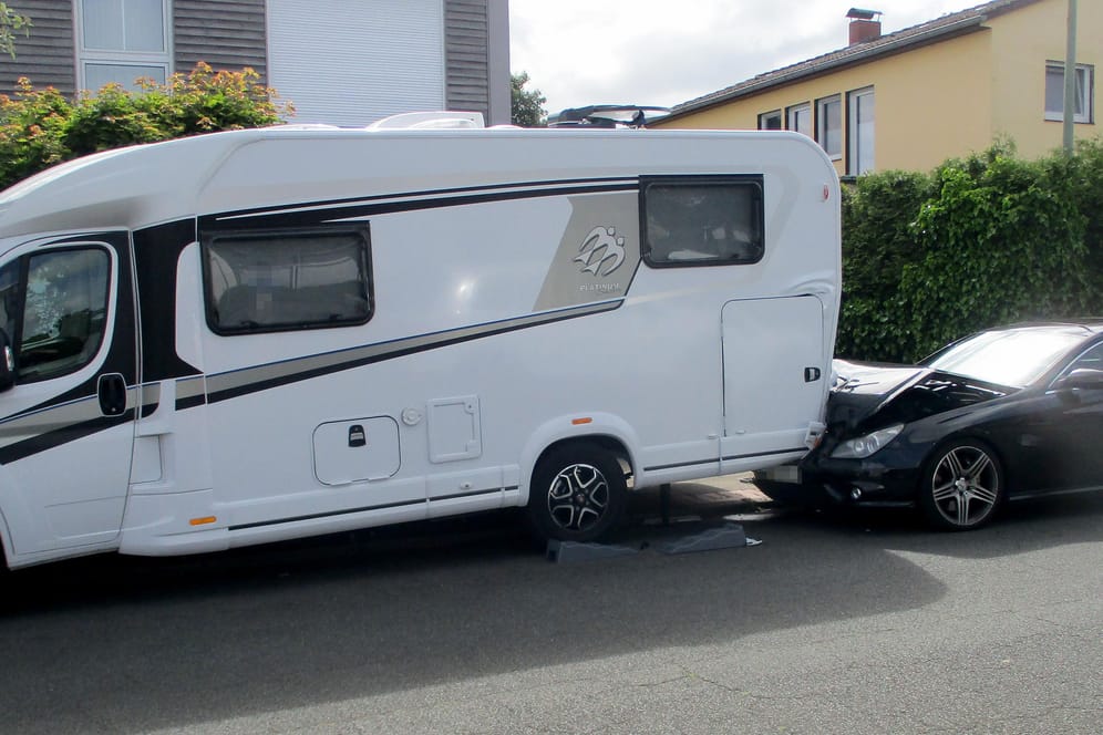 In Bremerhaven ist ein Mercedes beim Einparkversuch in ein Wohnmobil gekracht.