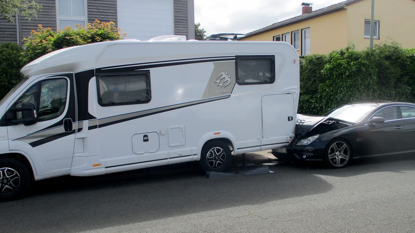 In Bremerhaven ist ein Mercedes beim Einparkversuch in ein Wohnmobil gekracht.