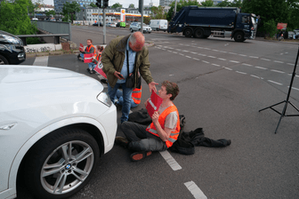 Ein Berliner Pendler streitet mit einem Autobahn-Aktivisten: Dieses Foto veröffentlichten die Klimaaktivsten am Dienstag.