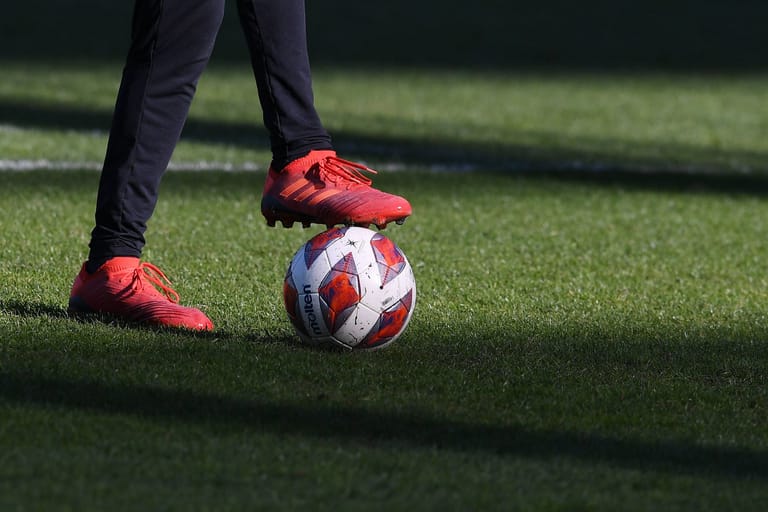 Eine Person mit einem Ball am Fuß (Symbolbild): Der FC Brünninghausen aus Dortmund trauert um einen seiner Jugendspieler.