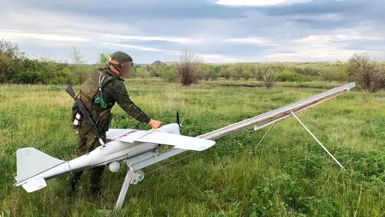Per Katapult: Ein russischer Soldat startet eine Drohne.
