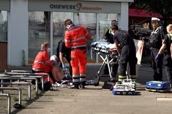 Versorgung von Verletzten in Harburg: Bei dem Übergriff wurden zwei Männer schwerstverletzt.