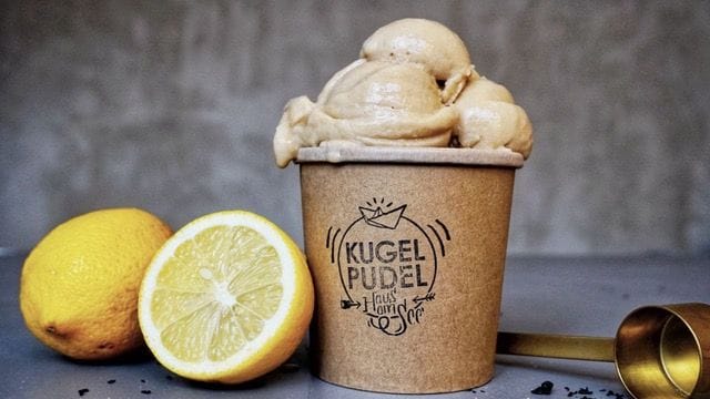 Ein Eisbecher mit Zitronen und Teeblättern: Das Earl-Grey-Eis von "Kugelpudel" ist mit Schwarztee und Bergamotte.