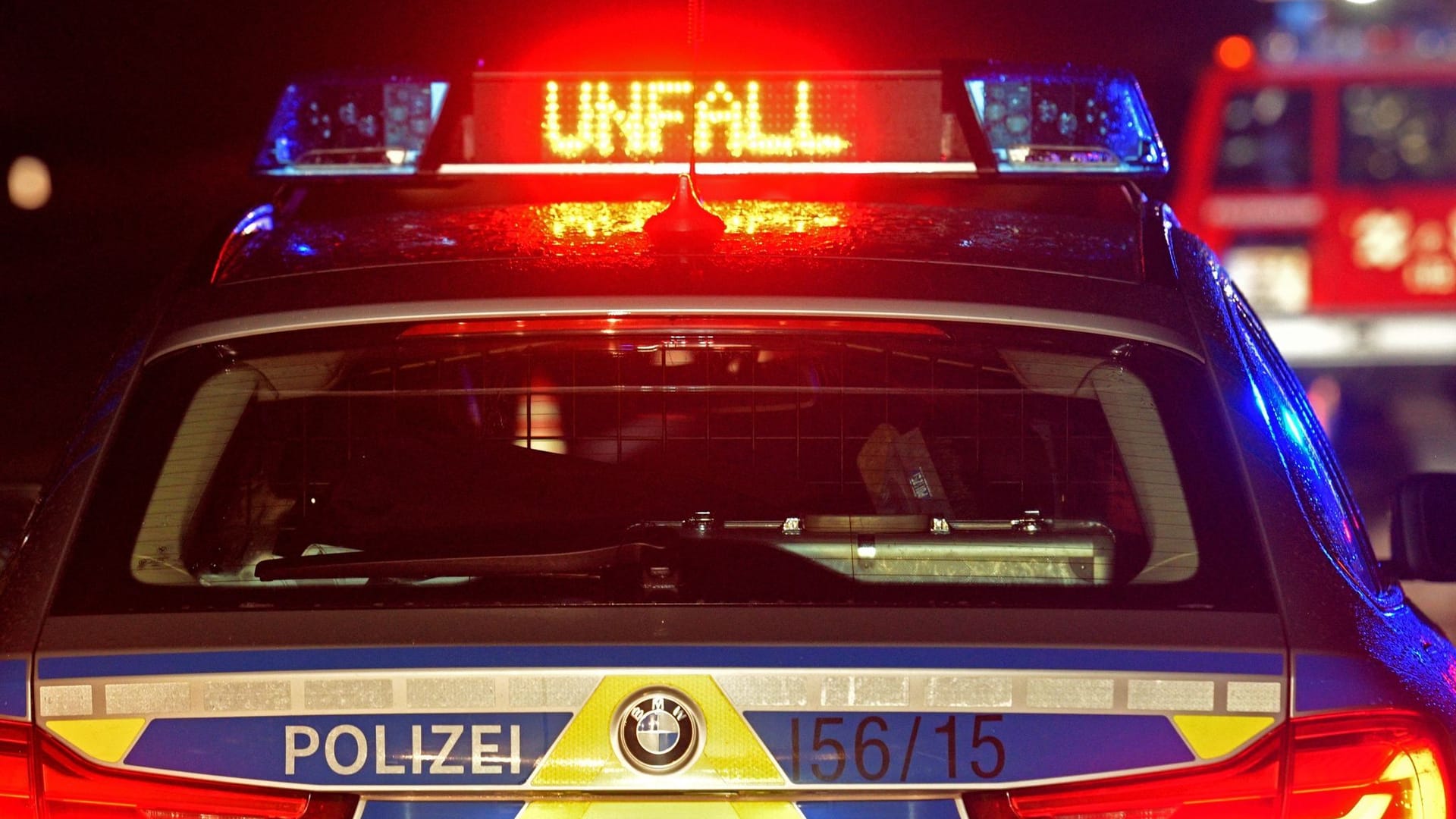 Ein Streifenwagen der Polizei steht an einer Unfallstelle