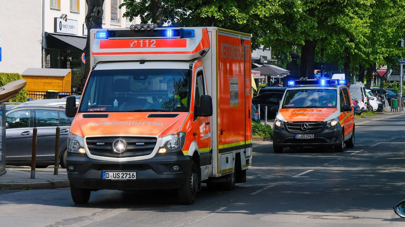 Feuerwehr und Rettung in Düsseldorf (Symbolbild): Die Nachbarin informierte die Einsatzkräfte über die schlafenden Bewohner.