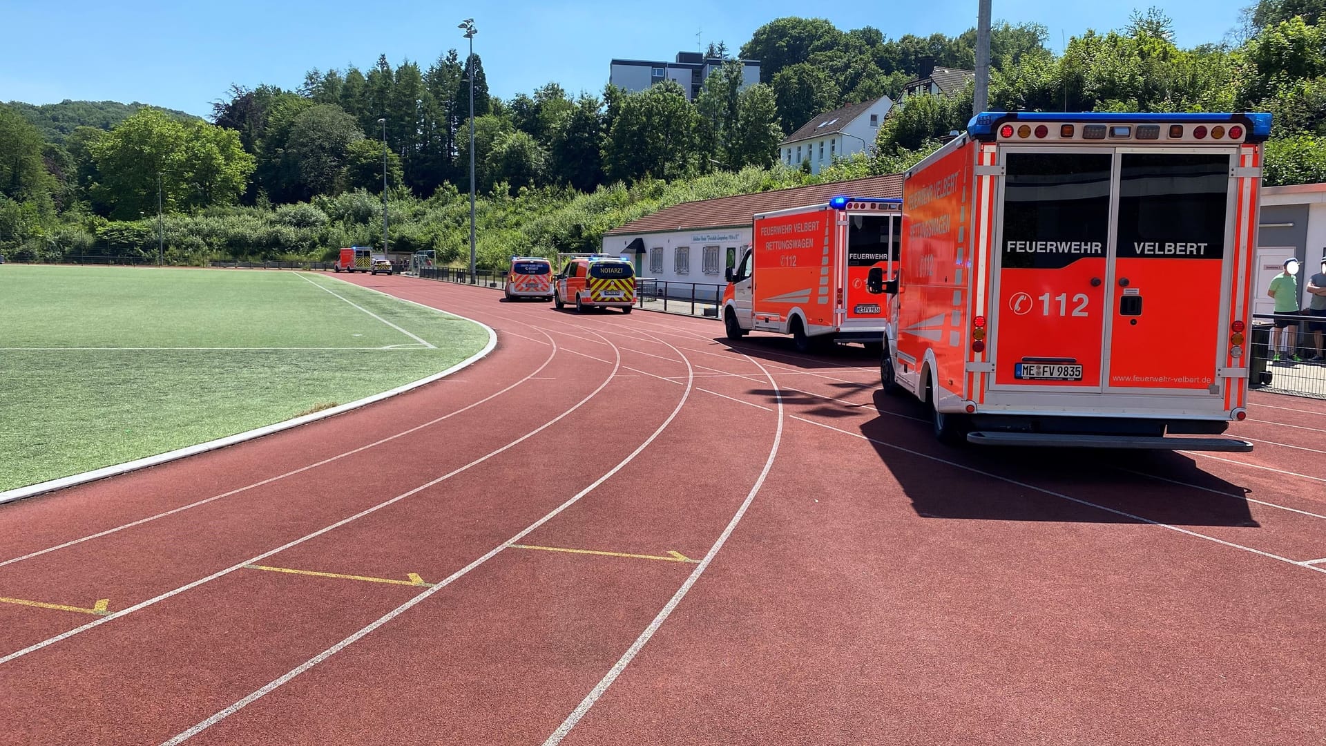 Krankenwagen auf der "Tartanbahn": Das Wetter machte vielen Schülern zu Schaffen.