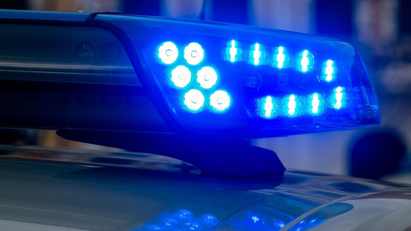 Ein Blaulicht der Polizei leuchtet auf (Symbolbild): Die Polizei untersucht den Tatort auf DNA-Spuren.