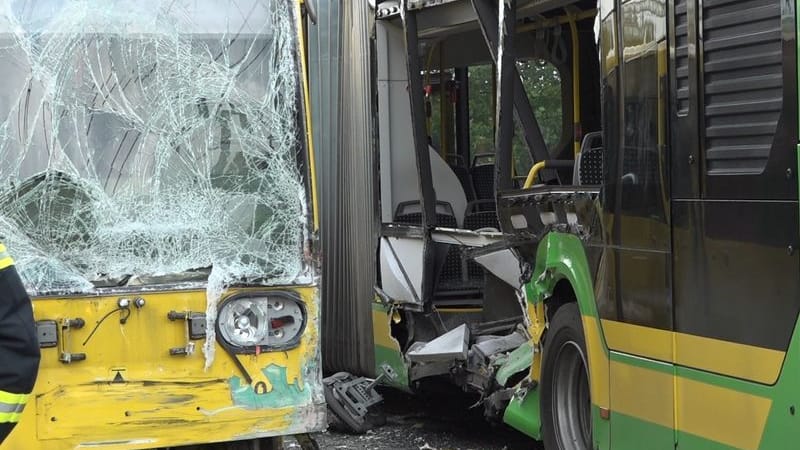 Die Straßenbahn neben dem Bus: Im Gelenkbus klafft ein großes Loch.