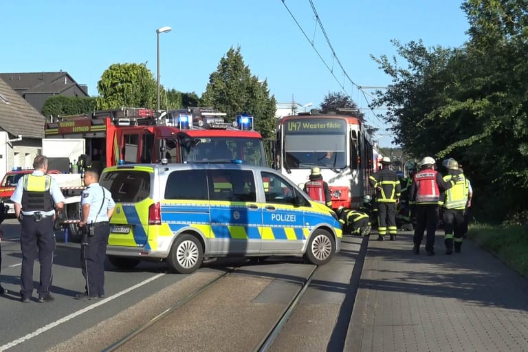 Die Einsatzstelle: Die Feuerwehr in Dortmund musste den lebensgefährlich Verletzten befreien.