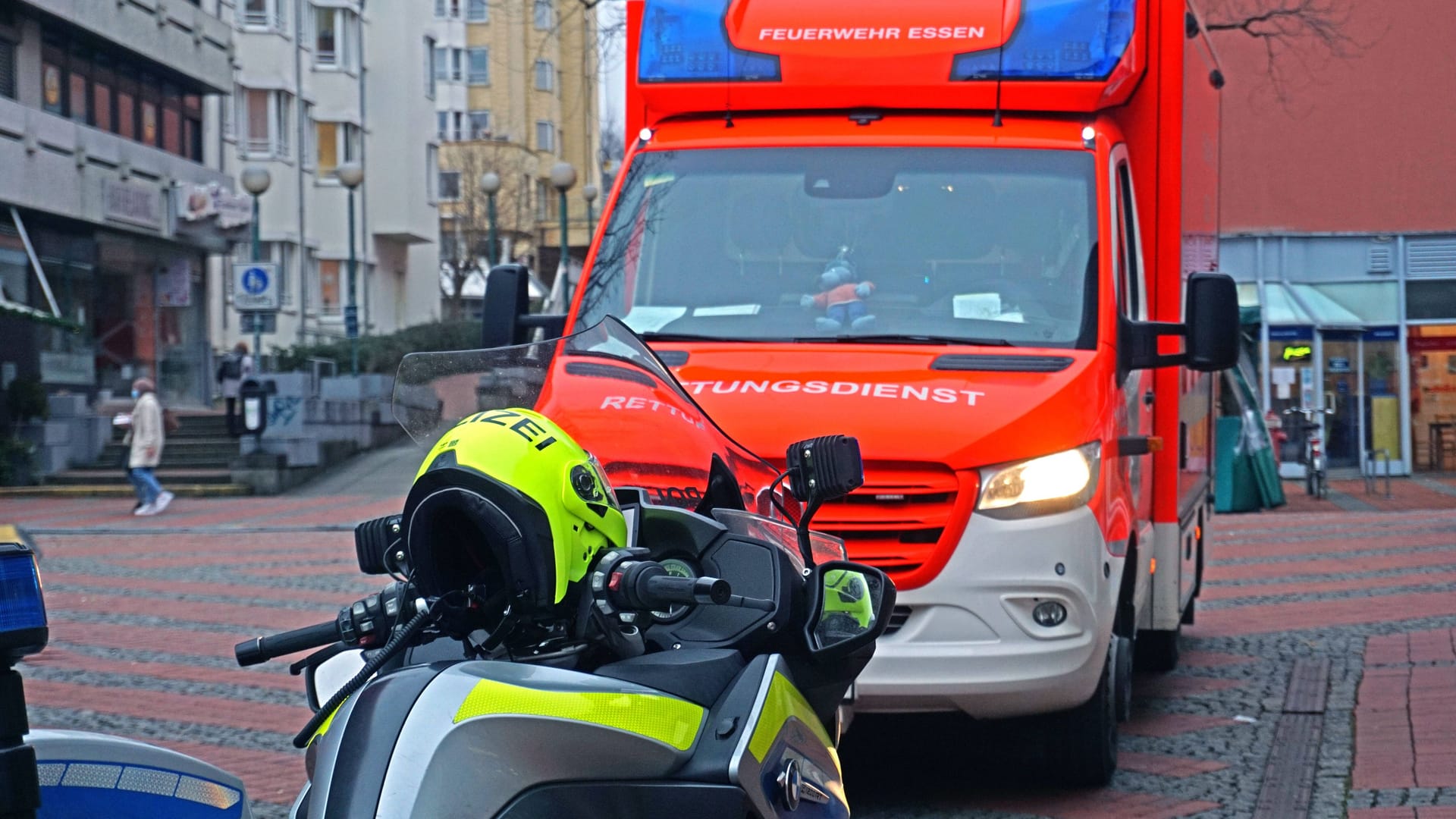 Fahrzeuge von Rettungsdienst und Polizei Essen (Symbolbild): Der Notfallsanitäter konnte nicht weiterarbeiten. Fahrzeuge von Rettungsdienst und Polizei Essen (Symbolbild): Der Notfallsanitäter konnte nicht weiterarbeiten.