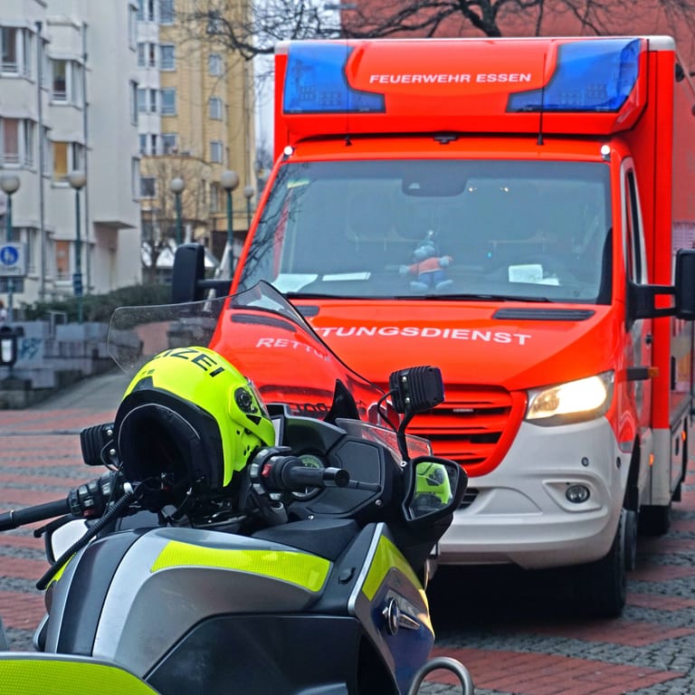 Fahrzeuge von Rettungsdienst und Polizei Essen (Symbolbild): Der Notfallsanitäter konnte nicht weiterarbeiten.