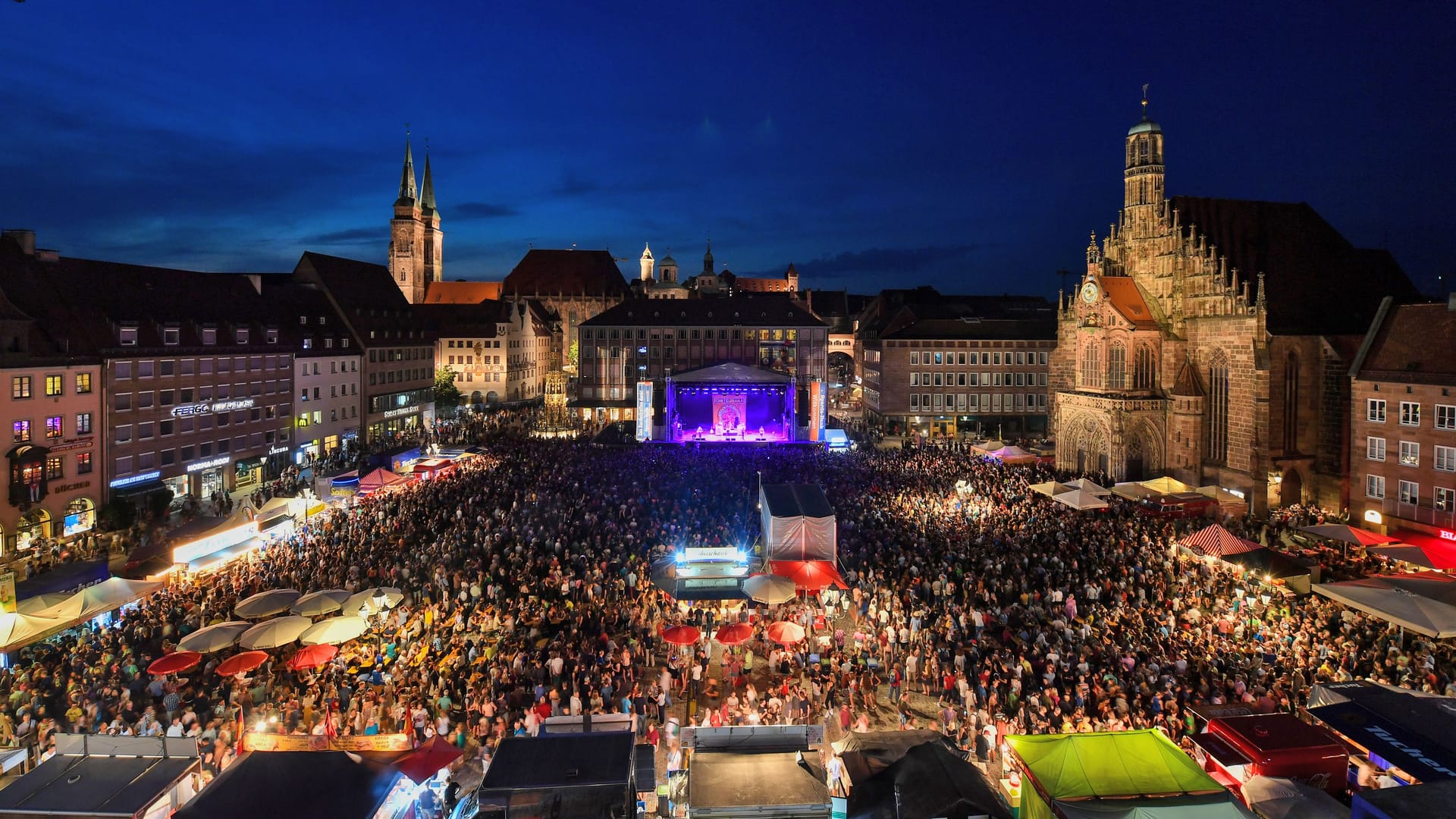 2019 sorgte das Bardentreffen für einen vollen Hauptmarkt in Nürnberg (Archivbild): Im Juli startet das 45. Bardentreffen.