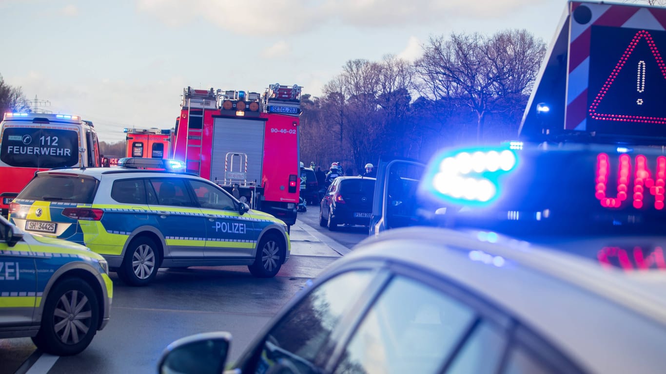 Rettungseinsatz in Schleswig-Holstein (Symbolfoto): Bei einem Unfall am Donnerstag wurden in Großensee drei Menschen verletzt.