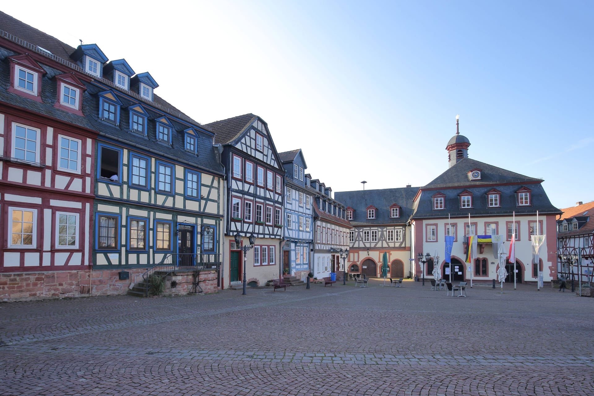 Straße in Gelnhausen (Symbolfoto): Im Zentrum ist es offenbar zu einem tragischen Unglücksfall gekommen.