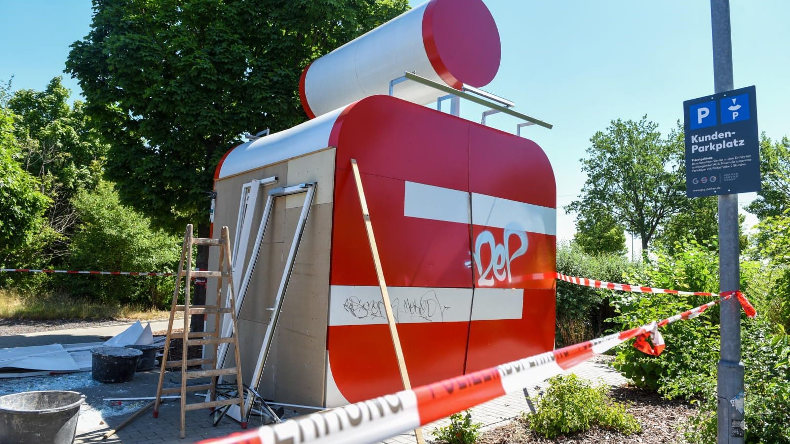 Gesprengtes Sparkassengebäude in Leipzig-Heiterblick: Durch die Wucht der Explosion entstand erheblicher Schaden. Gesprengtes Sparkassengebäude in Leipzig-Heiterblick: Durch die Wucht der Explosion entstand erheblicher Schaden.