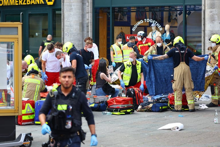 Rettungskräfte versorgen Verletzte in Berlin: Ein Mensch starb.