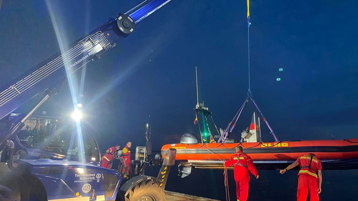 Ein Boot der DLRG wird ins Wasser gelassen: Stundenlang haben zahlreiche Einsatzkräfte bei Bremerhaven eine Person in der Weser gesucht.