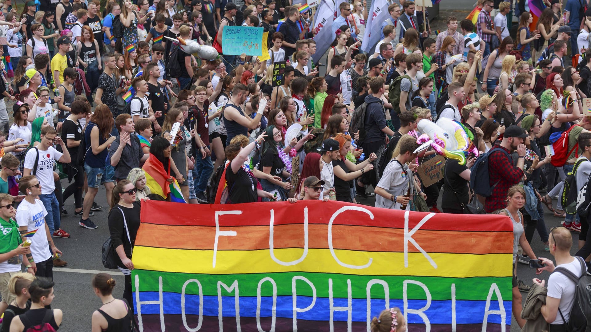 Teilnehmende des CSD 2017 (Archivbild): Rund 11.500 Menschen wurden dieses Jahr gezählt. Teilnehmende des CSD 2017 (Archivbild): Rund 11.500 Menschen wurden dieses Jahr gezählt.
