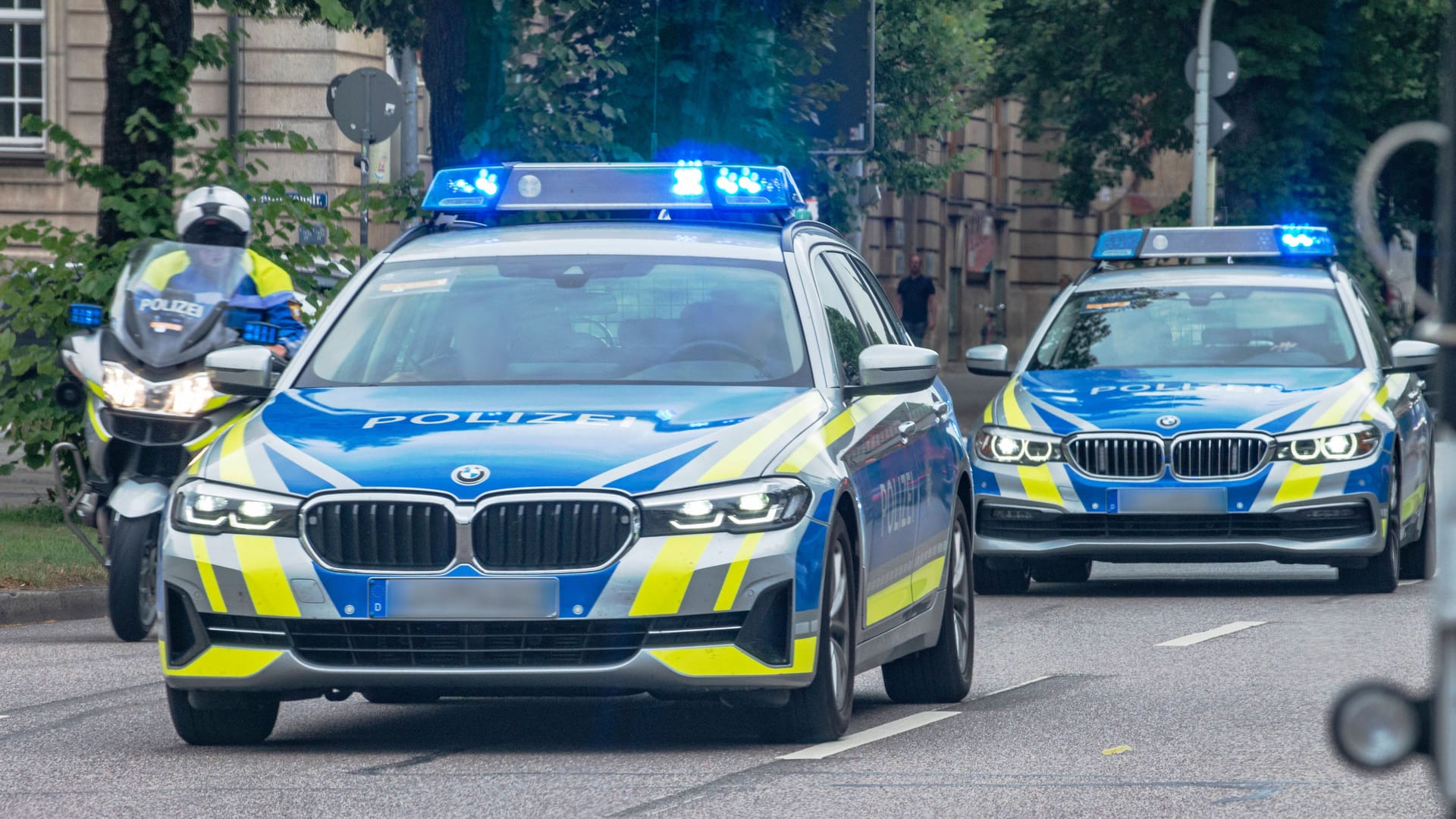 Polizeifahrzeuge mit Blaulicht im Einsatz (Symbolbild): In Essen mussten die Beamten eine Schlägerei von mehreren hundert Personen auflösen. Polizeifahrzeuge mit Blaulicht im Einsatz (Symbolbild): In Essen mussten die Beamten eine Schlägerei von mehreren hundert Personen auflösen.
