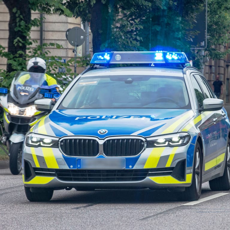 Polizeifahrzeuge mit Blaulicht im Einsatz (Symbolbild): In Essen mussten die Beamten eine Schlägerei von mehreren hundert Personen auflösen.