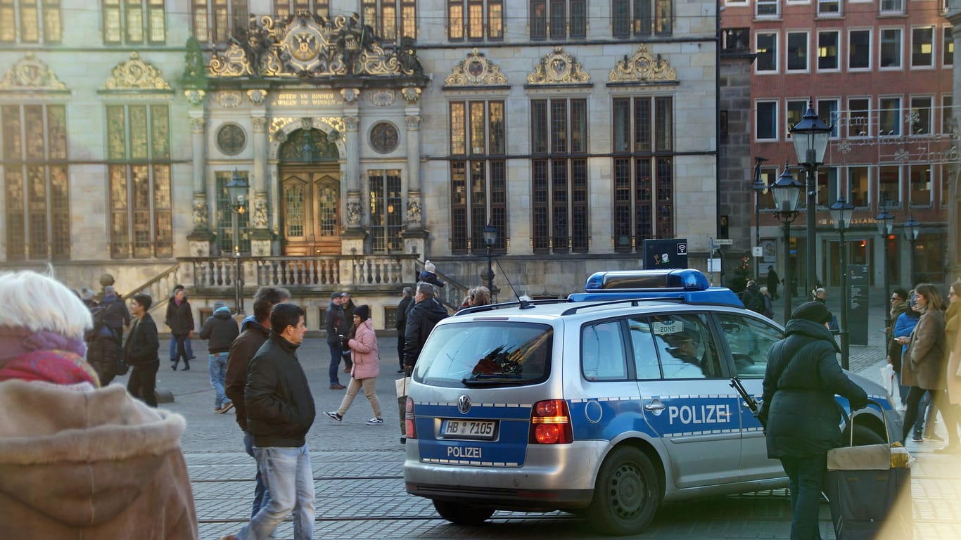Ein Polizeiwagen in Bremen (Symbolbild): Die Mitarbeitenden meldeten den Jungen als vermisst.