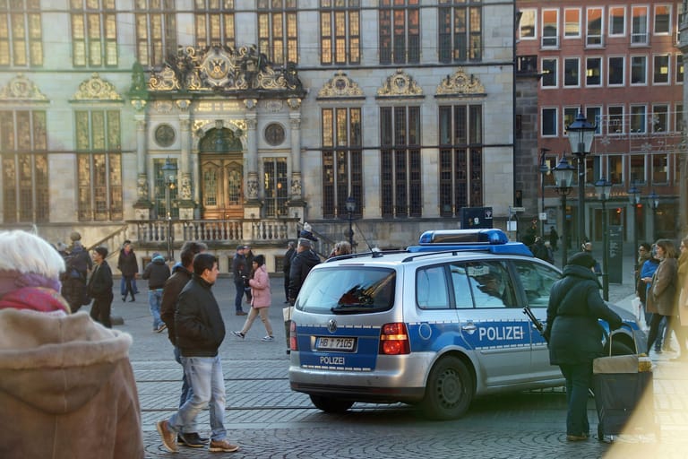 Ein Polizeiwagen in Bremen (Symbolbild): Die Mitarbeitenden meldeten den Jungen als vermisst.