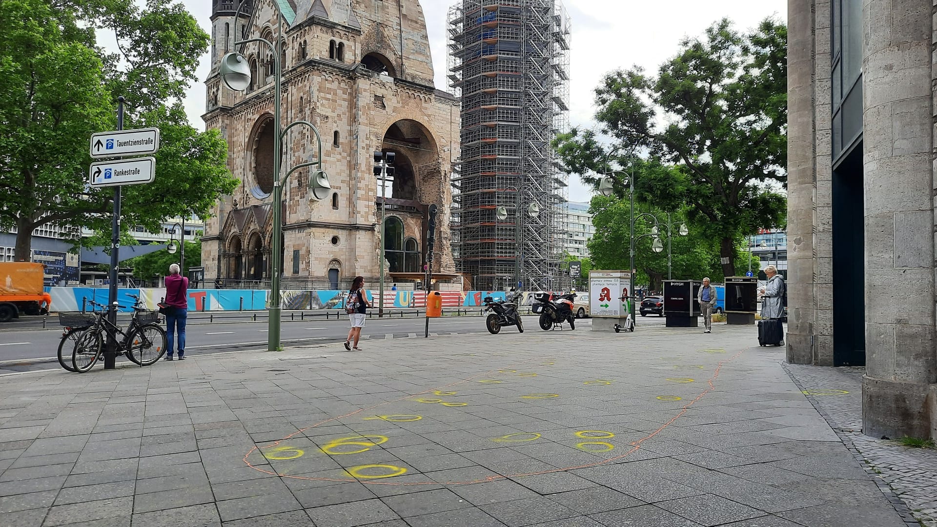 Der Tatort an der Gedächtniskirche: Zeichen der Spurensicherer erinnern noch an die Tat.