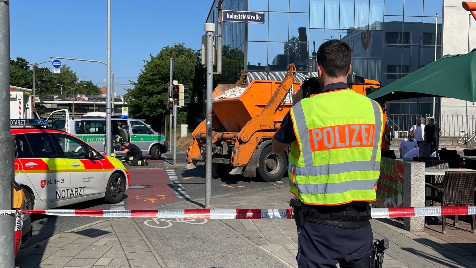 An der Ecke Nopitschstraße/Industriestraße in Nürnberg hat sich ein schwerer Unfall ereignet. An der Ecke Nopitschstraße/Industriestraße in Nürnberg hat sich ein schwerer Unfall ereignet.