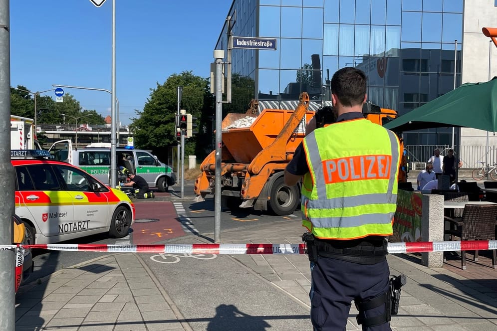 An der Ecke Nopitschstraße/Industriestraße in Nürnberg hat sich ein schwerer Unfall ereignet.