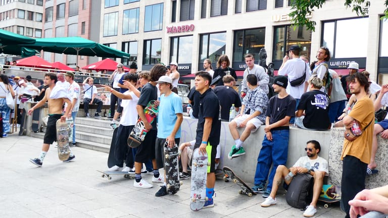 Skater und Zuschauer auf der Hauptwache: Die Sportart erfreut sich einer wachsenden Beliebtheit.