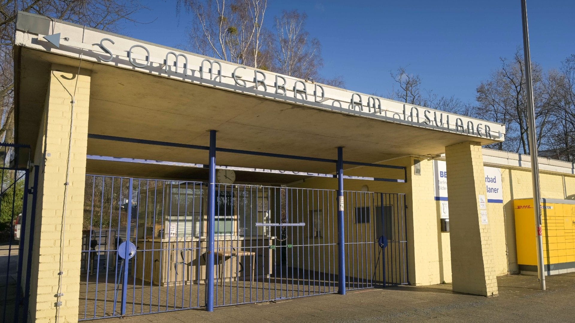 Sommerbad am Insulaner (Archivbild): Hier wurde aus einer Wasserpistolen-Spritzerei eine Massenschlägerei. Sommerbad am Insulaner (Archivbild): Hier wurde aus einer Wasserpistolen-Spritzerei eine Massenschlägerei.