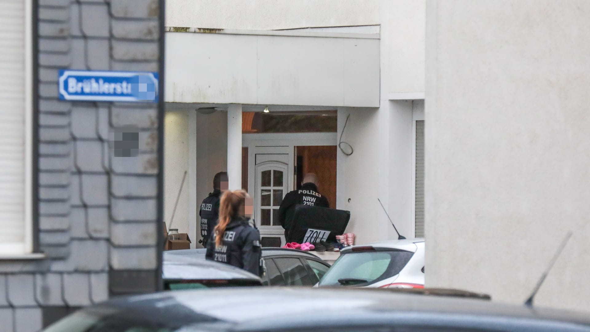 Im Rahmen der Durchsuchungen gegen einen Familienclan in Solingen konnten vier Haftbefehle durch den Zoll vollstreckt werden (Archivbild): Hierzu waren unter anderem viele Beamte des Zoll im Einsatz. Im Rahmen der Durchsuchungen gegen einen Familienclan in Solingen konnten vier Haftbefehle durch den Zoll vollstreckt werden (Archivbild): Hierzu waren unter anderem viele Beamte des Zoll im Einsatz.