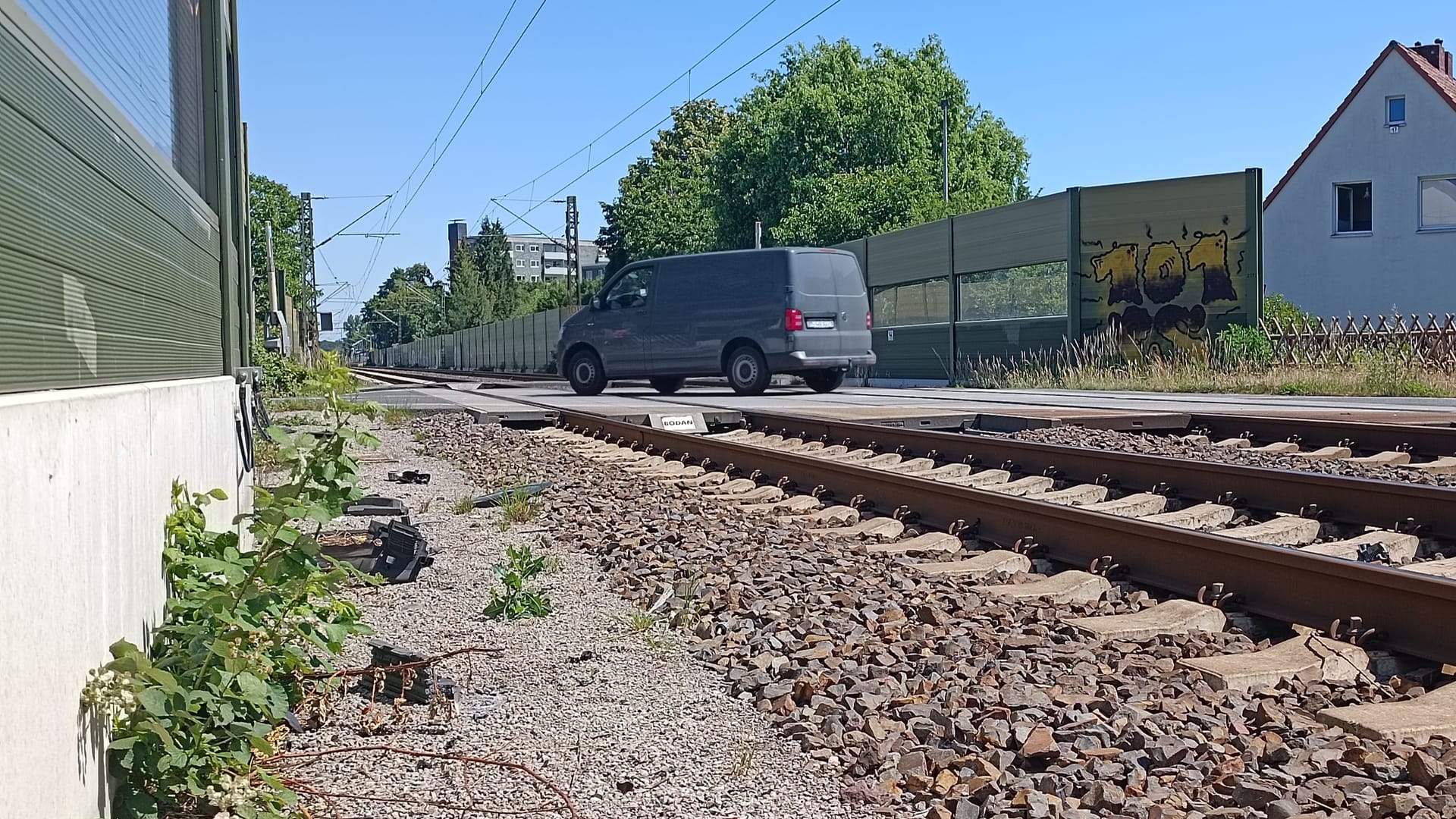 An der Bahnschranke in Empelde in Fahrtrichtung Ronnenberg kollidierte ein Autofahrer mit einer S-Bahn. An der Bahnschranke in Empelde in Fahrtrichtung Ronnenberg kollidierte ein Autofahrer mit einer S-Bahn.