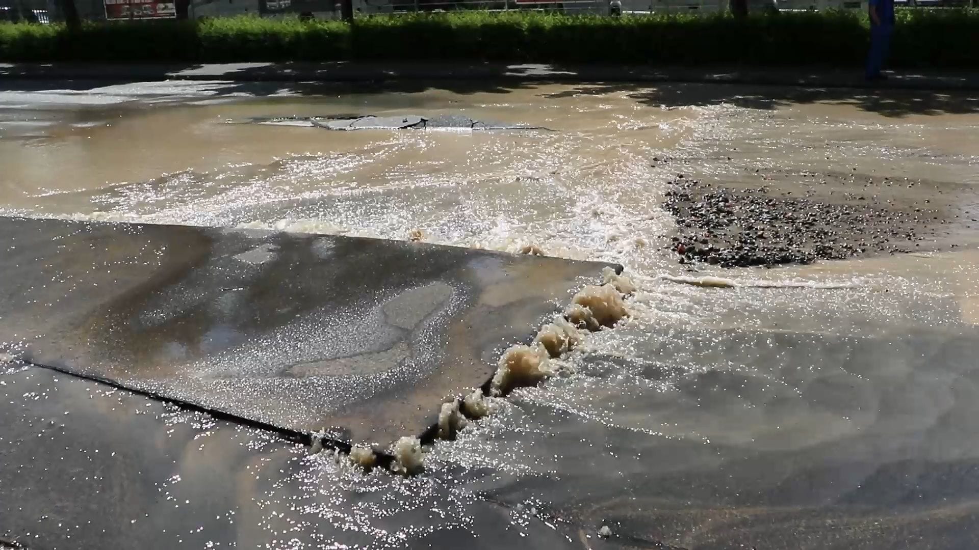 Das Wasser drückt mit viel Kraft aus dem Asphalt. So stark, dass selbst die Straße davon beschädigt wurde.