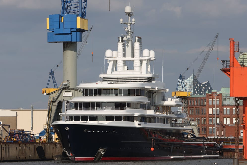 Die 115 Meter lange Megajacht Luna liegt im Werfthafen von Blohm + Voss im Hamburger Hafen: Ihr mutmaßlicher Besitzer, Farchad Achmedow, fordert sie nun zurück.