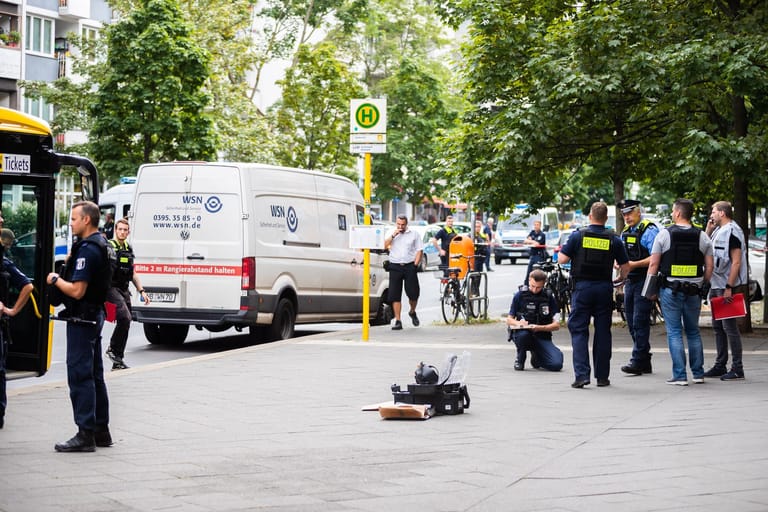 Ein Werttransporter steht bei einem Polizeieinsatz im Berliner Bezirk Wilmersdorf in der Uhlandstraße vor einer Postbankfiliale: Bei dem Überfall fielen Schüsse.