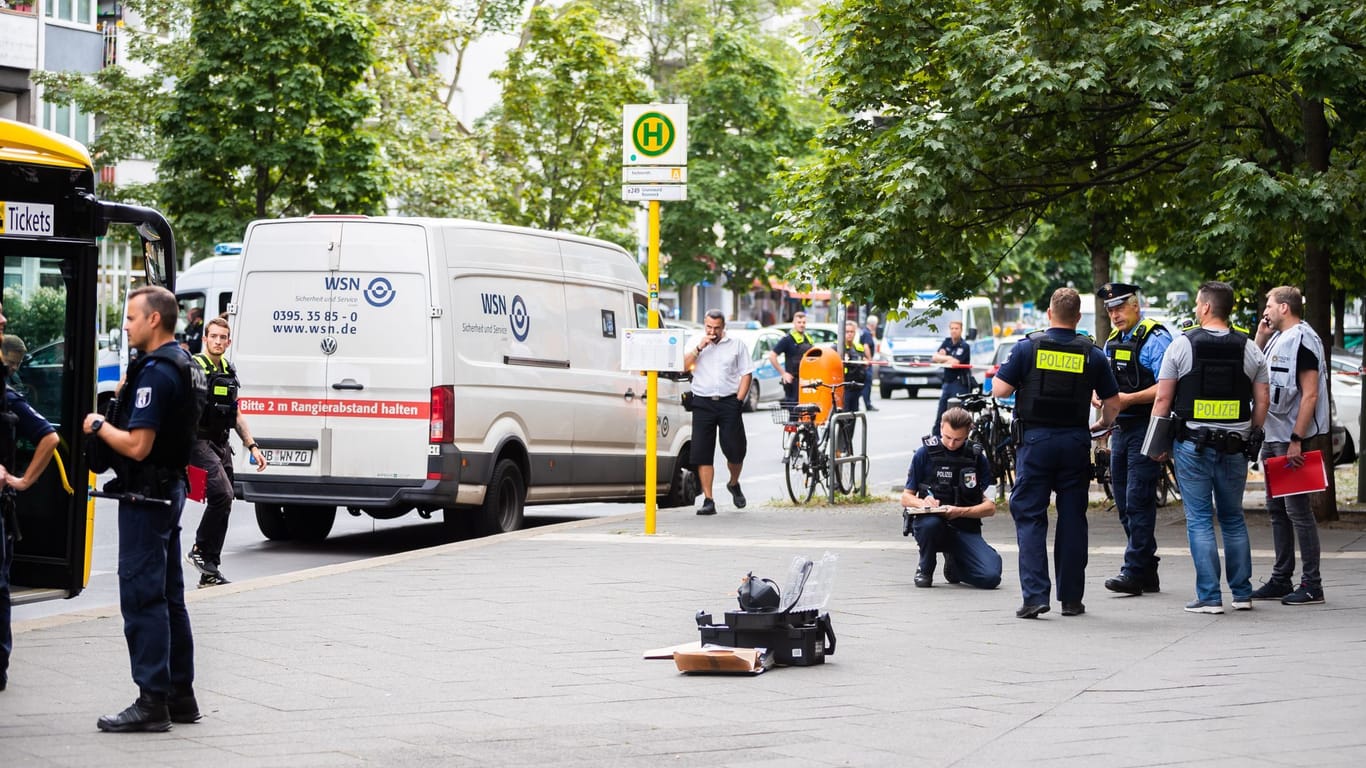 Ein Werttransporter steht bei einem Polizeieinsatz im Berliner Bezirk Wilmersdorf in der Uhlandstraße vor einer Postbankfiliale: Bei dem Überfall fielen Schüsse.