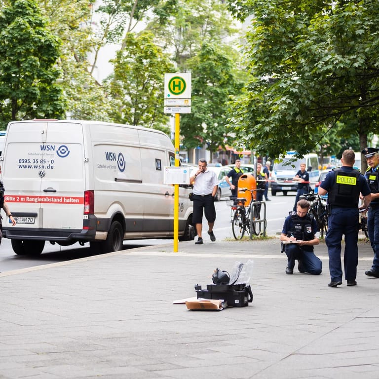 Ein Werttransporter steht bei einem Polizeieinsatz im Berliner Bezirk Wilmersdorf in der Uhlandstraße vor einer Postbankfiliale: Bei einem Überfall fielen Schüsse.