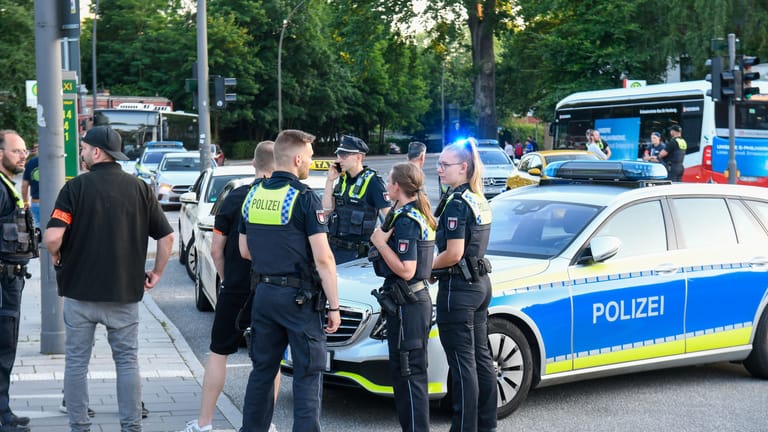 Einsatzkräfte der Polizei am Tatort: In der Nähe des U-Bahnhof Farmsen hat es einen Streit unter mehreren Personen gegeben.