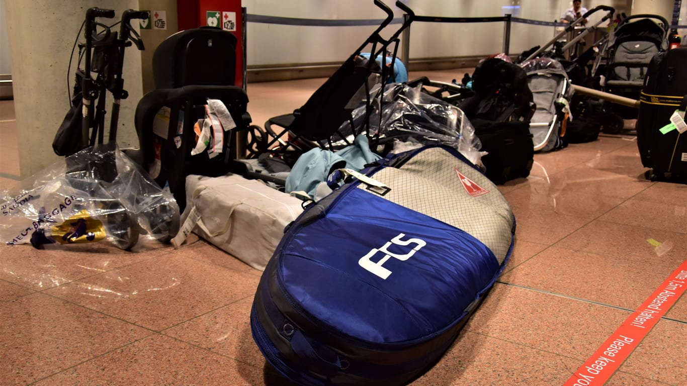 Kinderwagen, Rollatoren und ein Surfbrett liegen in der Gepäckhalle des Hamburg Airport: Besonders bei Flugverbindungen mit Umstiegen kommt es zu Problemen.