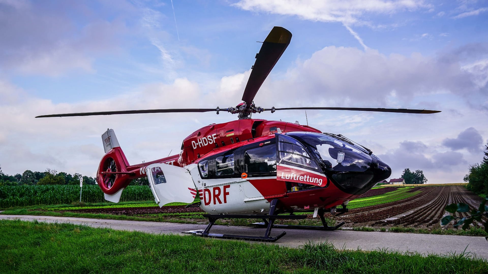 Ein Rettungshubschrauber brachte den lebensgefaehrlich verletzten Fahrer in eine Klinik.