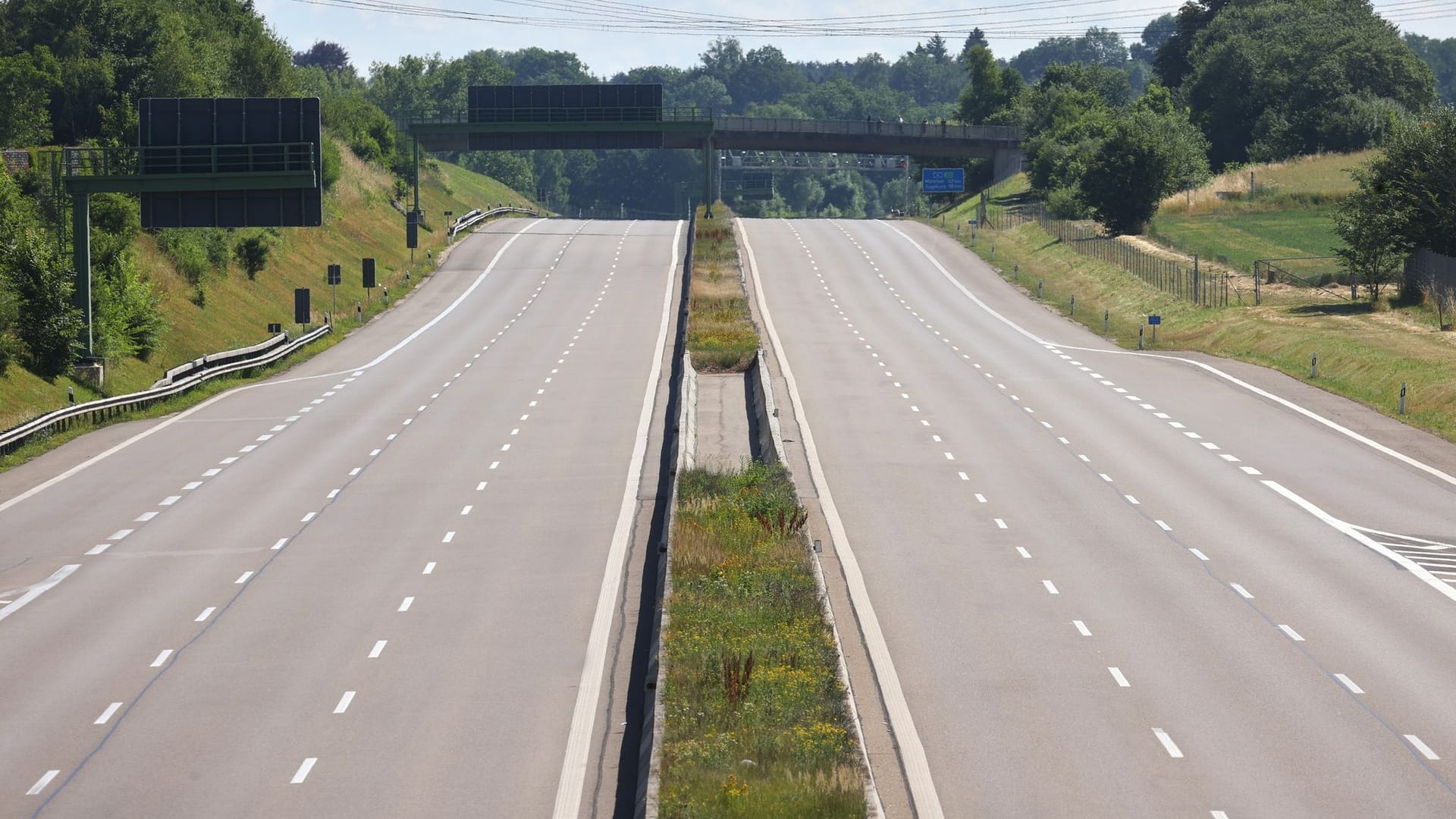 Eine leere Autobahn (Symbolbild): Der Verkehr auf der A8 wird zeitweise umgeleitet.