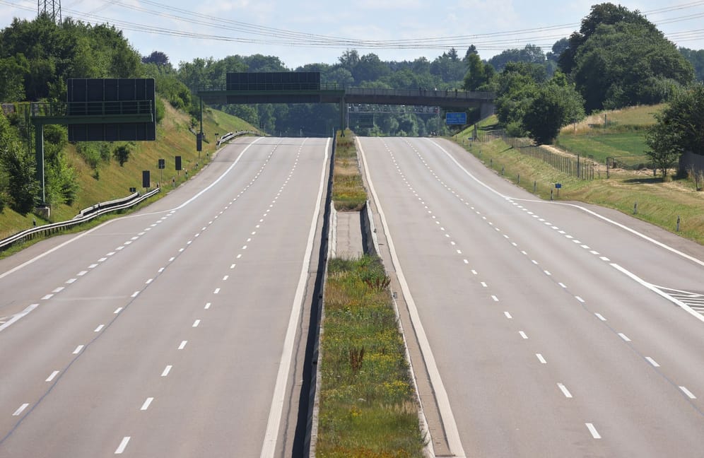 Eine leere Autobahn (Symbolbild): Der Verkehr auf der A8 wird zeitweise umgeleitet.