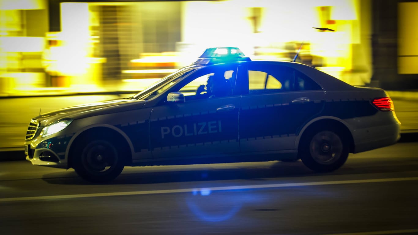 Ein Polizeiauto mit Blaulicht (Symbolbild): Trotz sofort eingeleiteter Fahndung wurde der Täter nicht gefunden.