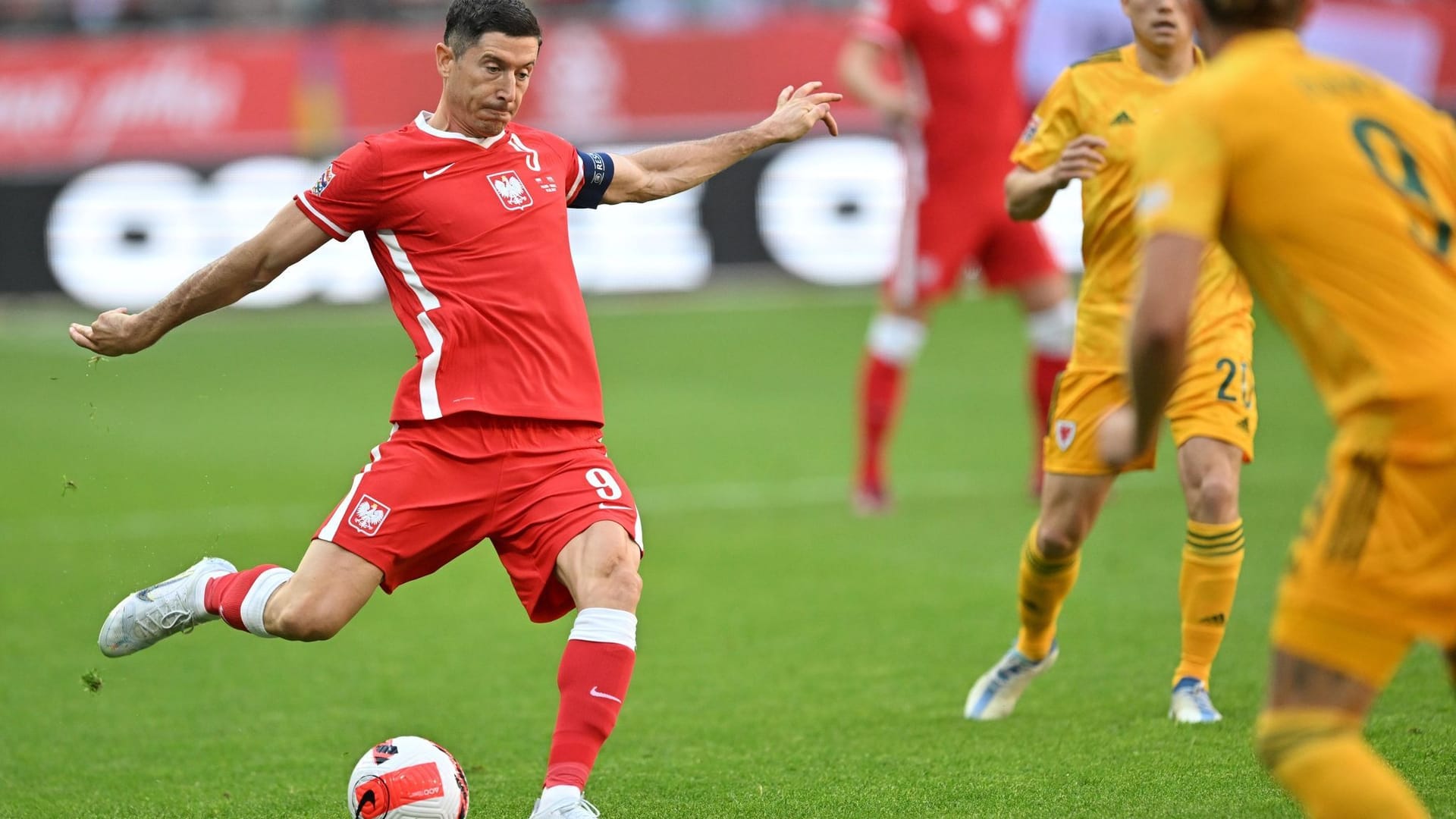 Robert Lewandowski spielt den Ball